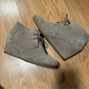 Toms Womens Suede Desert Ankle Boots Taupe Wedge Heels Lace Up Size 9.5